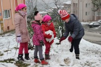 KARDAN ADAM - Çocukların Uzun Süredir Beklediği Kar Yağdı