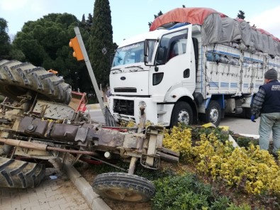 Gömeç'te Traktör İle Kamyon Çarpıştı Açıklaması 1 Yaralı