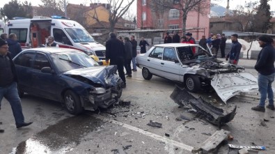 Isparta'da Otomobiller Kafa Kafaya Çarpıştı Açıklaması 5 Yaralı