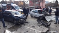 DİKKATSİZLİK - Isparta'da Otomobiller Kafa Kafaya Çarpıştı Açıklaması 5 Yaralı