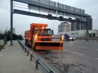 METEOROLOJI - İstanbul'da Kar Küreme Araçları Yollara Çıktı