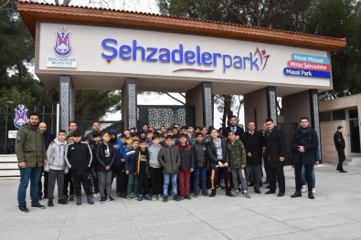 İzmirli Öğrenciler Şehzadelerpark'ta Ağırlandı