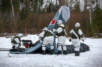 TATBIKAT - Rus Askerleri Tatbikatta Uçak Ve Tank Kamuflajları Kullandı