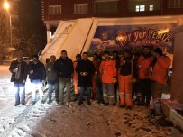 YAĞAN - Soğuk Havaya Aldırmadan Sokakları Temizlerken Türkü Söyledi