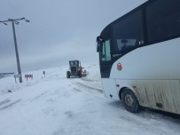 YOLCU MİNİBÜSÜ - Söğüt-Eskişehir Karayolu Ulaşıma Kapandı, Araçlar Yolda Mahsur Kaldı