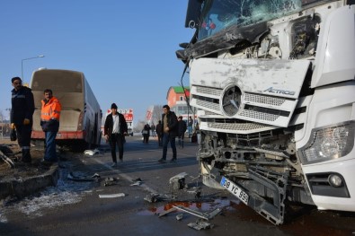 Tanker İle Yolcu Otobüsü Çarpıştı, Şans Eseri Yaralanan Olmadı