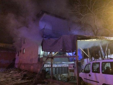 Başkent'te 2 Katlı Evde Yangın Açıklaması 4 Yaralı