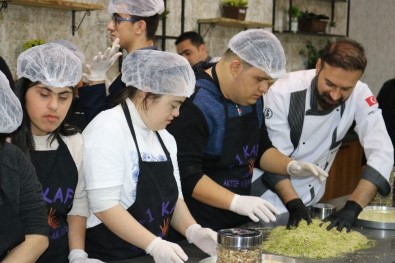 Down Sendromlu +1 Kafe Çalışanları Kadayıf Ve Künefe Yapmayı Öğrendi