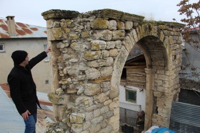 Elazığ'ın Kovancılar İlçesi Yazıbaşı Köyünde 115 Yıl Önce Yapılan  Alibeyköy Konağı Yok Olmak Üzere