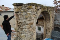 YAZıBAŞı - Elazığ'ın Kovancılar İlçesi Yazıbaşı Köyünde 115 Yıl Önce Yapılan  Alibeyköy Konağı Yok Olmak Üzere