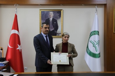 Görme Engelli 51 Yaşındaki Süheyla Köse Üniversite Diplomasını Aldı