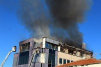 İTFAİYE ARACI - İş Merkezindeki Korkutan Yangın Kontrol Altına Alındı