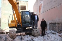 KAMULAŞTIRMA - Koçarlı Belediyesi Eski Hizmet Binasının Yıkımına Başlandı