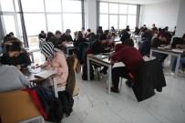 KÜTÜPHANE - Öğrenciler Tatilini Gençlik Merkezinde Geçiriyor