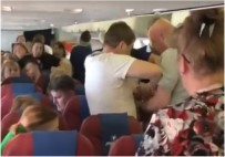 Rusya'da Uçakta Olay Çıkaran Yolcuya 'Bantlı' Müdahale