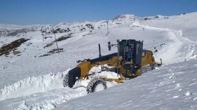 Siirt'te Kardan Kapanan Grup Köy Yolları Ulaşıma Açıldı