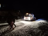 MAHSUR KALDI - Sivas'ta Traktörün Devrilmesiyle Mahsur Kalan 3 Kişi Kurtarıldı