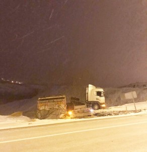 Sorgun'da Karla Kaplı Yolda Savrulan Tır Kameralara Yansıdı