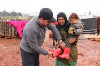YALIN - Suriyeli Çocuklara Çizme Yardımı