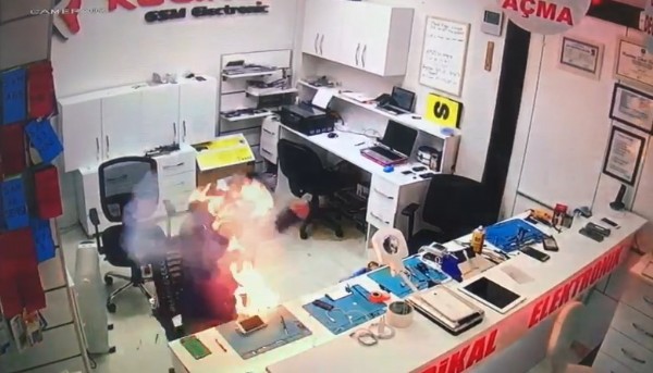 Cep telefonun bataryası patladı!