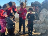 JANDARMA ASTSUBAY - Asker Şefkati Çocukları Mutlu Etti