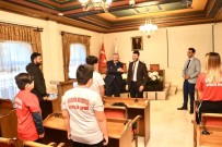 ŞAMPIYON - Başkan Yardımcısı Yüzer, Şampiyon Boksörleri Tebrik Etti