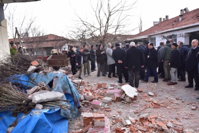 Deprem Akhisar Ve Kırkağaç'taki Binalarda Hasara Neden Oldu