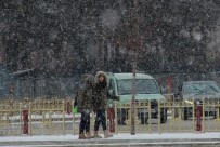 KAR TOPU - Erzurum'da Kar Yağışı Etkili Oldu