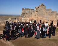 Farklı İllerde Eğitim Gören Üniversite Öğrencileri Zerzevan Kalesini Gezdi