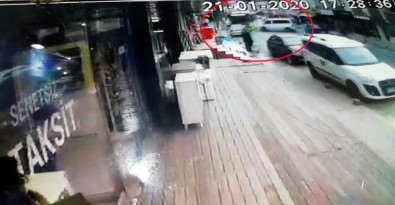 Hızla İlerleyen Minibüsün İETT Otobüsüyle Çarpıştığı Kaza Anı Kamerada