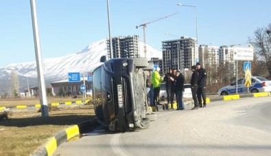 Isparta'da Virajı Alamayan Otomobil Yan Yattı Açıklaması 2 Yaralı