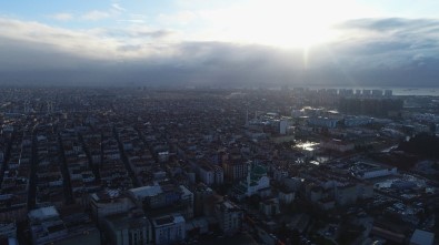 Kar Beklenen İstanbul'da Zaman Zaman Güneş Ve Gökyüzü Gözüktü