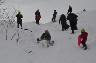 Kar Üzerinde 'Kayarak' Stres Attılar