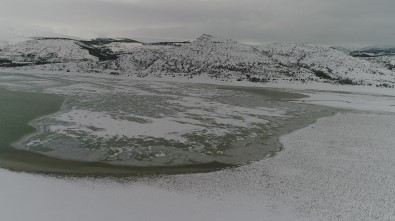 Konya'da Buz Tutan Barajda Kartpostallık Görüntüler Ortaya Çıktı