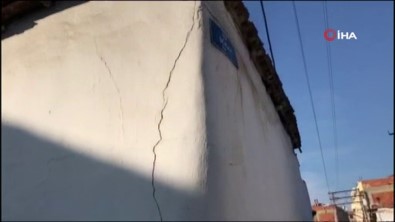 Manisa'daki Deprem Sonrası Binalarda Çatlaklar Oluştu