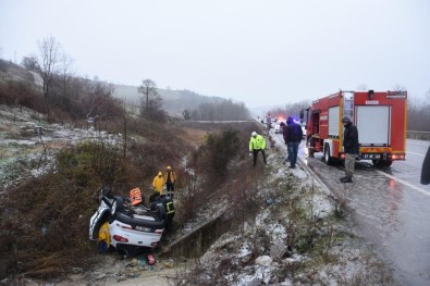 Sinop'ta Karda Kayan Otomobil Şarampole Yuvarlandı Açıklaması 2 Yaralı