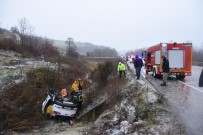 MEHMET ERDOĞAN - Sinop'ta Karda Kayan Otomobil Şarampole Yuvarlandı Açıklaması 2 Yaralı