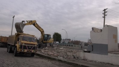 Tarsus'ta Mevzuata Aykırı Yapı Yıkıldı