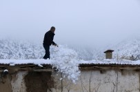 YAĞAN - Toprak Damlı Evlerde Yaşayan Vatandaşlar Baca Küreme İşine Koyuldu