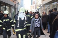 KAHVEHANE - Yangın Çıkan Kahvehanede Tavla Ve Okeyi Bırakmayarak Oyuna Devam Ettiler