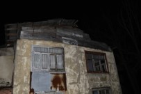 Zonguldak'ta Etkili Olan Fırtına Evin Çatısını Uçurdu