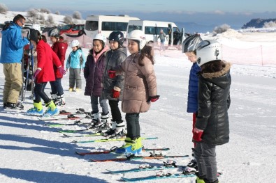 'Antrenörüm Okulda' Projesi İle Öğrenciler Ücretsiz Olarak Kayak Öğreniyor