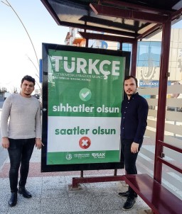 Astıkları Afişlerle Sokakta Türkçe Eğitimi Veriyorlar