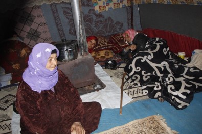Engelli Eşi Ve Kızlarıyla İdlib'den Kaçan Annenin Dramı