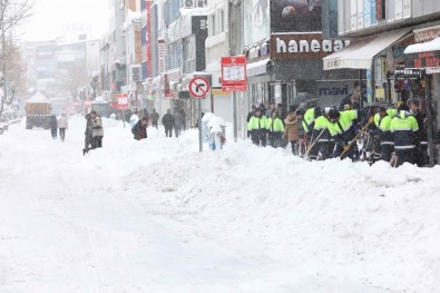 İpekyolu Belediyesinden Kar Temizleme Ve Yol Açma Çalışması
