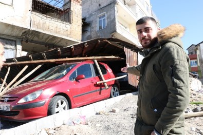 Kahramanmaraş'ta Evin Çatısı Araçların Üzerine Uçtu