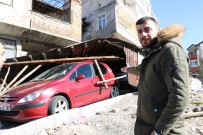 RÜZGARA KARŞı - Kahramanmaraş'ta Evin Çatısı Araçların Üzerine Uçtu