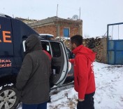PALETLİ AMBULANS - Kardan Yolu Kapanan Mahallelerde 25 Hasta Hastaneye Ulaştırıldı