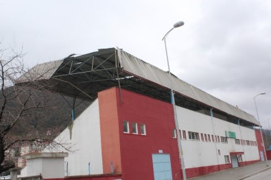 Kastamonu'da Şiddetli Fırtına Stadyumun Çatısını Uçurdu