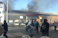 MOBİLYA - Yangında İşçilerin Mobilya Kurtarma Telaşı